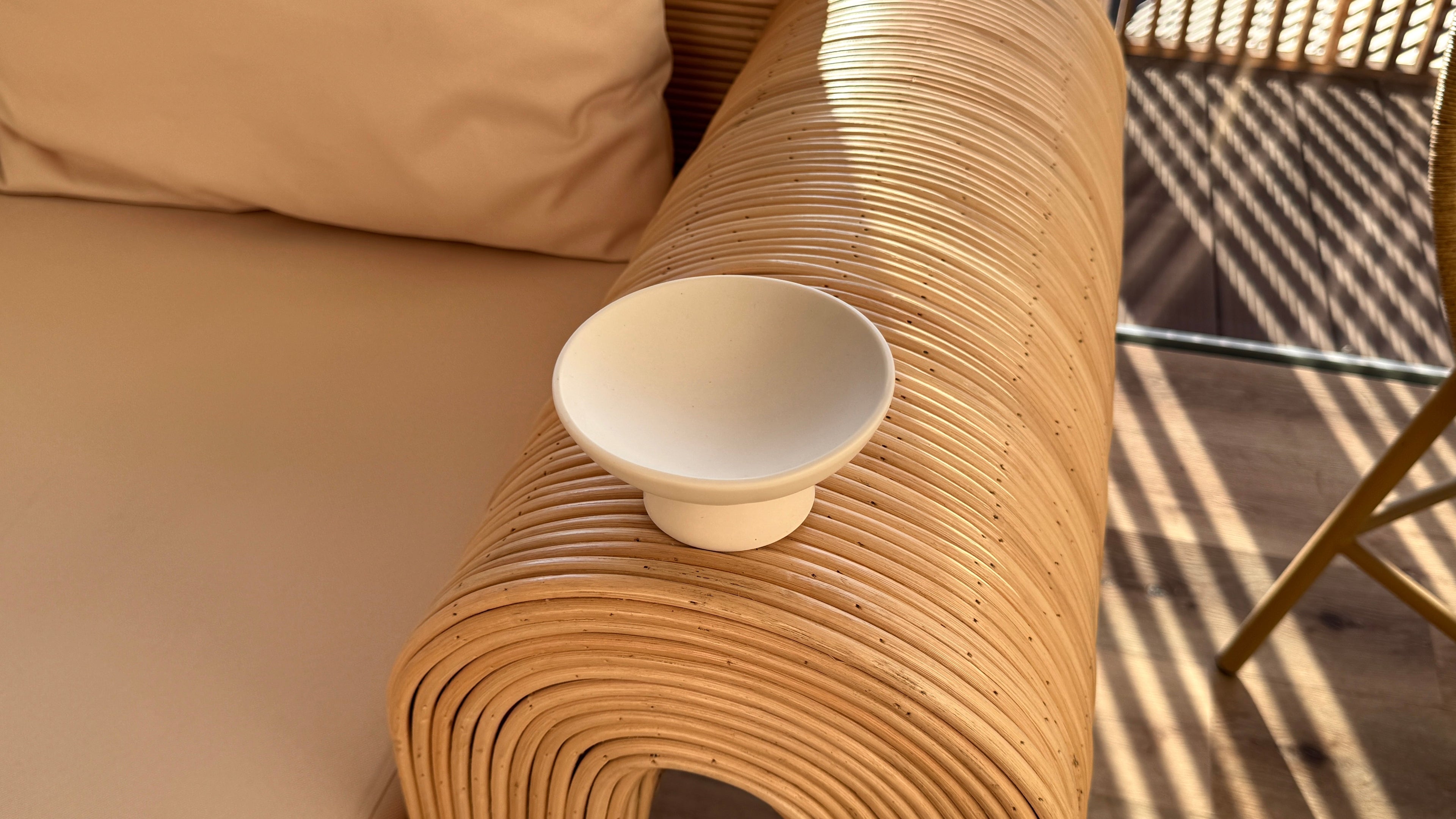 Idei de cadouri elegante pentru cei dragi – de la boluri decorative la suporturi de lumanari